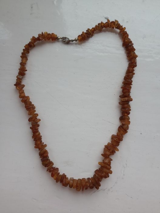 Naszyjnik z surowego bursztynu na tarczycę