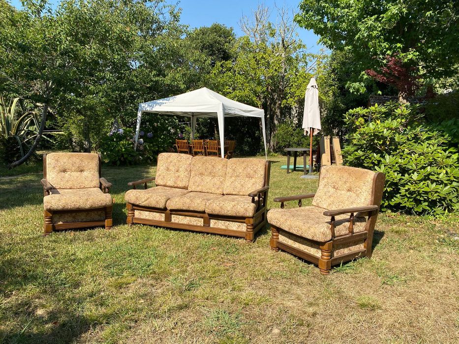 Conjunto de sofá-cama e 2 poltronas, a precisar de nova estofagem