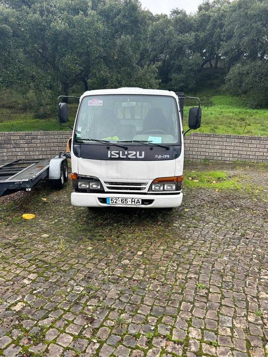 Isuzu com motor partido .
