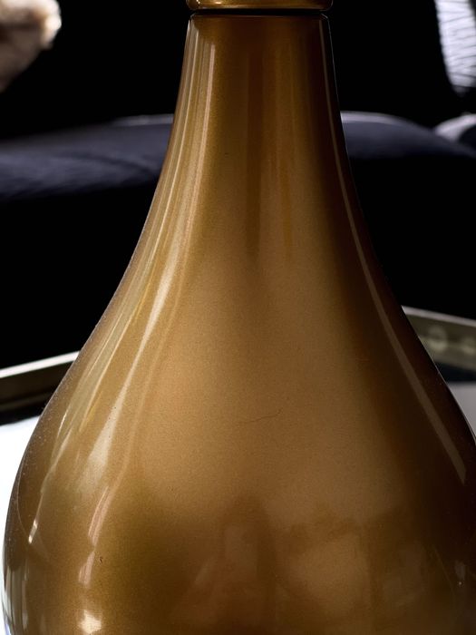 Candeeiros de mesa dourados Zara Home género Kartell Cindy