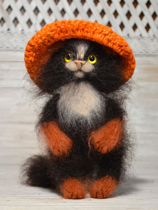 Кошеня з живими очима, пухнасте й гарне, іграшка
