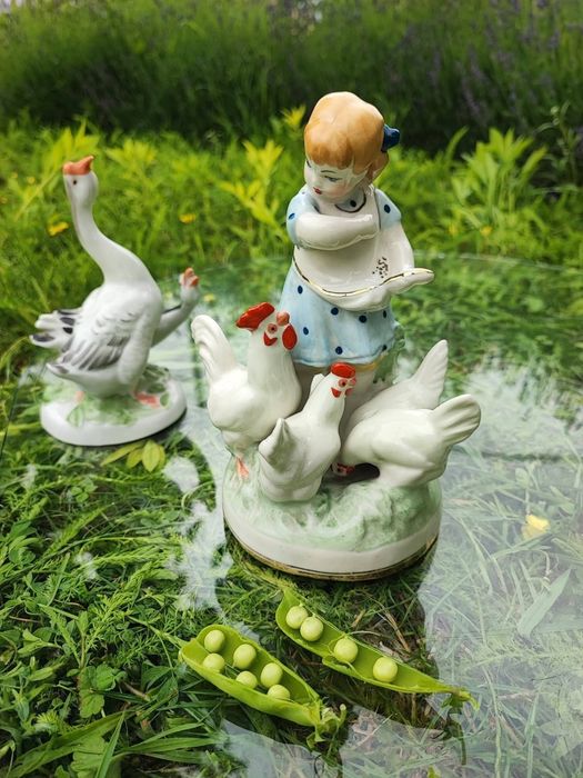Figurka porcelanowa „Dziewczynka karmiąca kury”, Mińsk (MFFZ), 1957–65