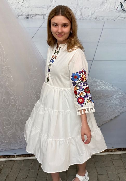 Біла сукня-вишиванка плаття  з барвистою вишивкою