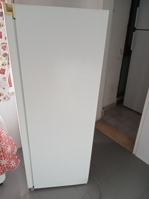 Arca vertical em bom estado