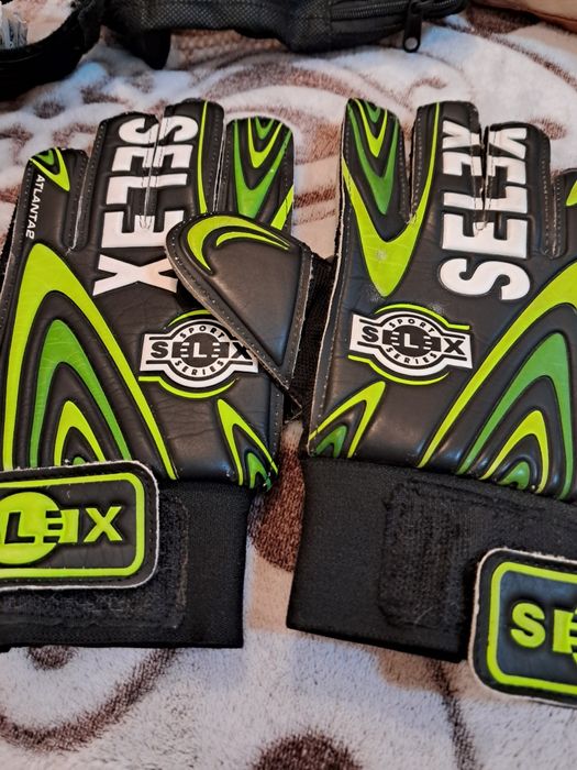 Продам рукавиці воротарські