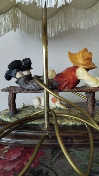 Lampka nocna Capodimonte oryginalna chłopiec na ławce z psem abażur