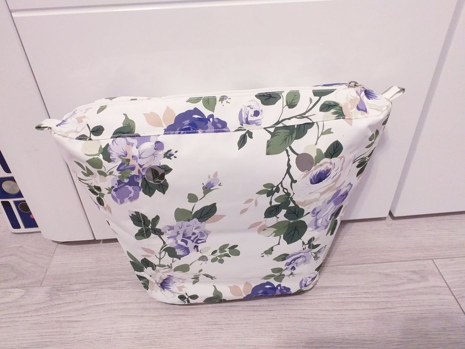 O Bag Mini, organizer w fioletowe kwiaty do torebki