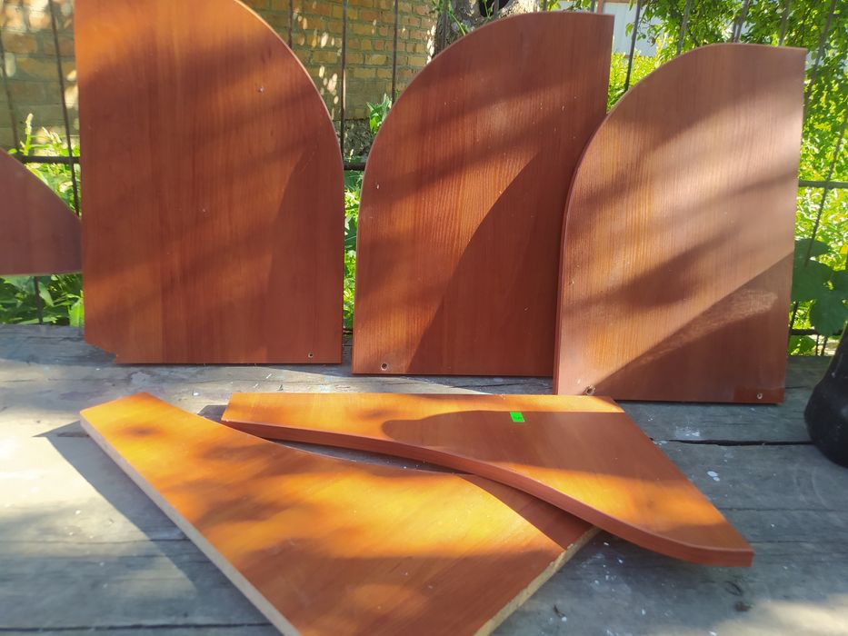 Полиці в кольорі вишня