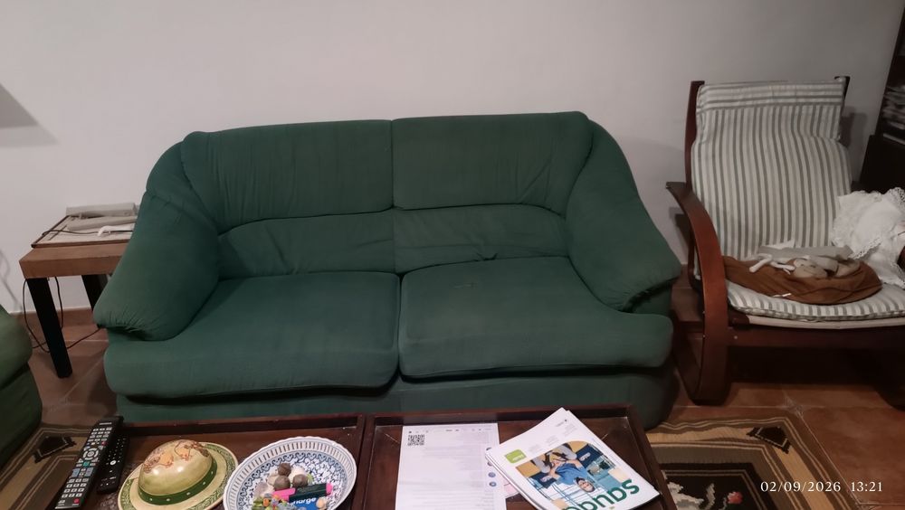 Vendo sofás dois lugares um deles com cama