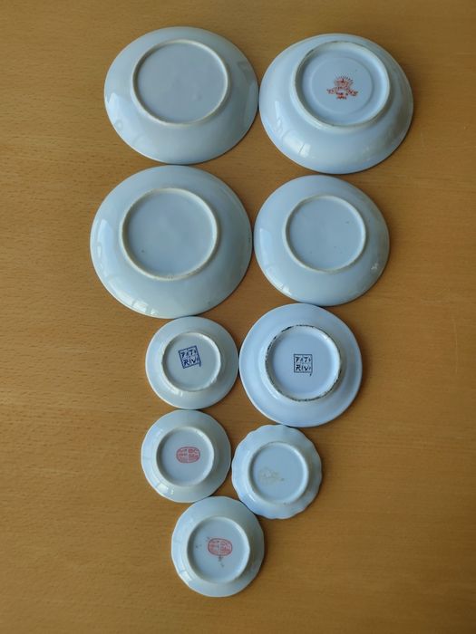 Conjunto de pequenos pratos em porcelana japonesa.