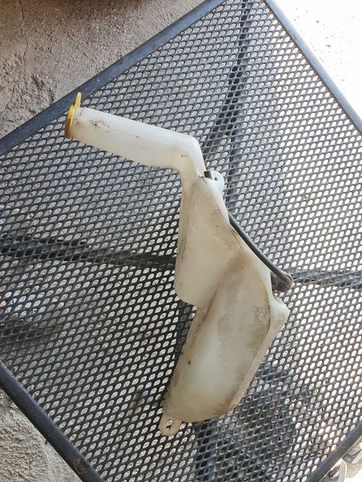 Zbiorniczek pompka spryskiwaczy Opel Zafira a sprawny