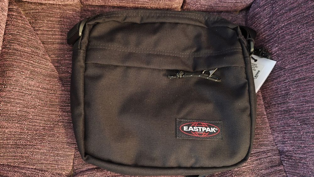 Mala nova eastpak com etiqueta