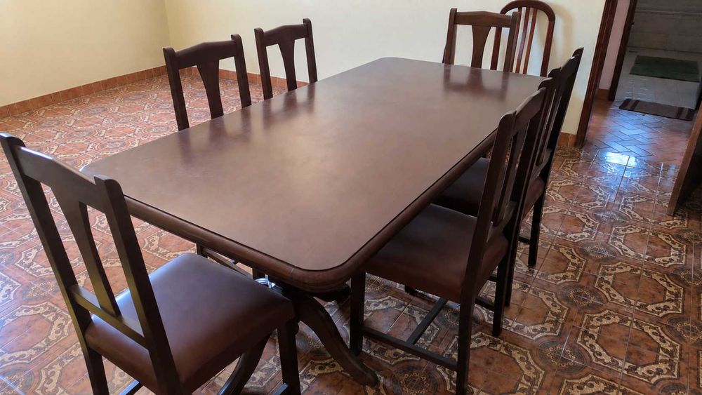 Conjunto Sala de Jantar em Madeira - Mesa + 6 Cadeiras + Móvel com Cristaleira + Sofá