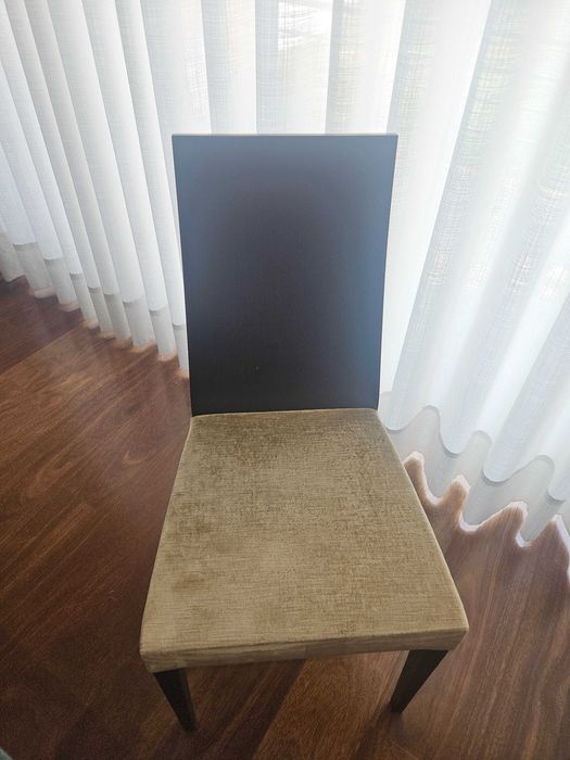 Conjunto de 6 Cadeiras forradas. pernas em madeira maciça