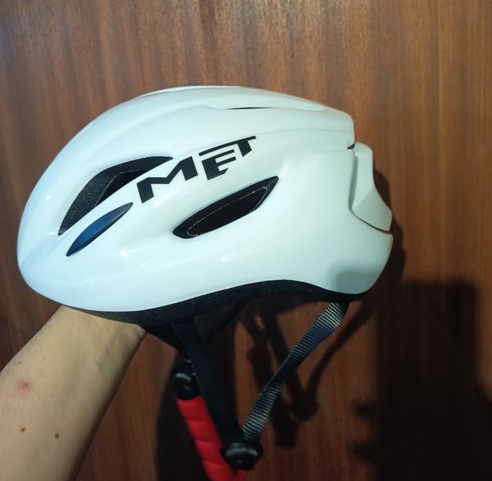 Capacete de ciclismo de estrada MET Strale