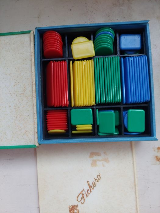 2 caixas originais com fichas de jogo antigas em plástico
