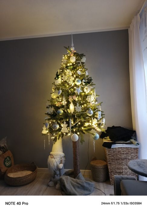 Choinka sztuczna na naturalnym pniu