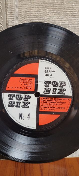 виниловая пластинка с надписью "TOP SIX No. 4". Это сборник песен