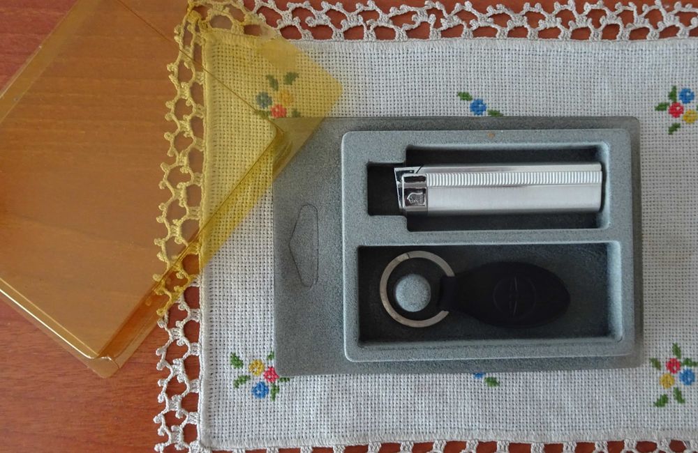 Isqueiro e Porta-Chaves Novos com Caixa (Prateado)