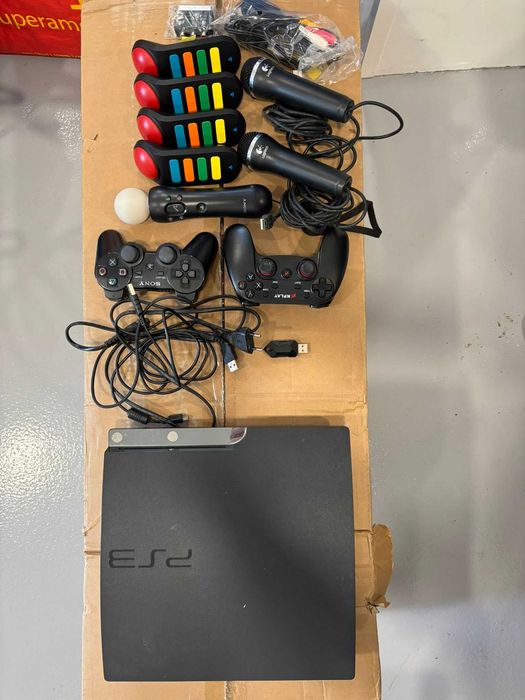 Vende-se PlayStation 3 em bom estado de funcionamento, ideal para quem quer reviver clássicos ou divertir-se em grupo.