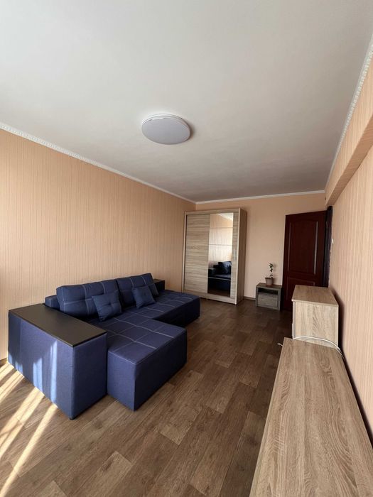 Простора 2-к квартира ,середний поверх