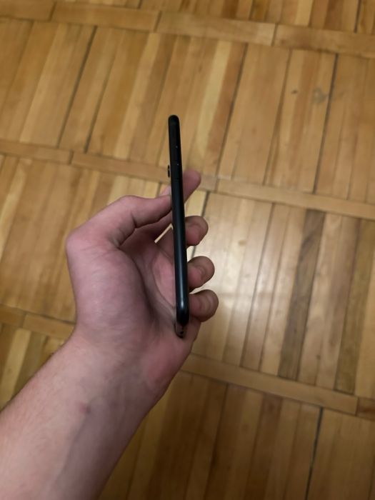 iPhone SE 3 64GB чорний, батарея 100%, sim не працює тільки Wi-Fi