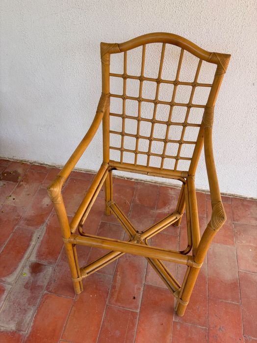 Mini bar com quatro rodas e duas cadeiras de bamboo