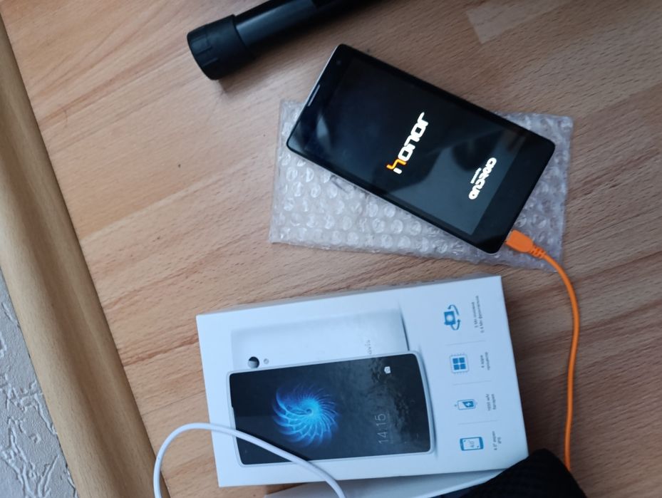 Віддам телефони по 300 грн, робочі