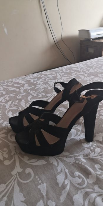 Sapatos e sandálias camurça