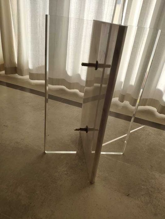 Mesa de Jantar 2x1m tampo de vidro, bases de acrílico e mármore