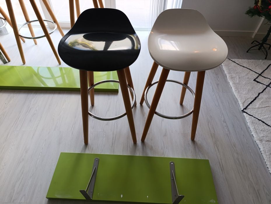 5 Cadeiras Altas Design + 2 Prateleiras | Excelente Estado.......