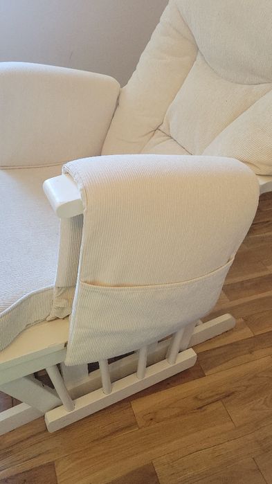 Cadeira de baloiço para amamentação com repousa-pés