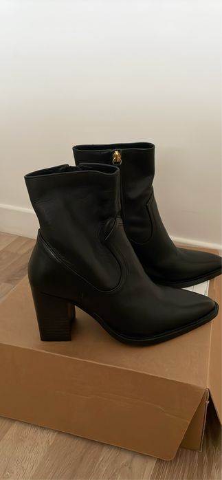 Botas pretas em pele pretas da mango