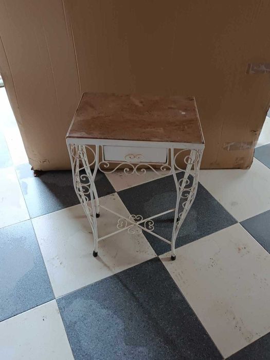 Mesinha de cabeceira de ferro