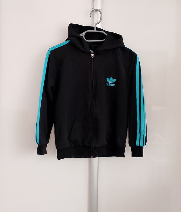 czarna rozpinana bluza z kapturem Adidas Originals r.134-140
Długość bez kaptura 51
Szerokość pod pachami 40 cm
Długość rękawa mierzona od pachy 38 cm