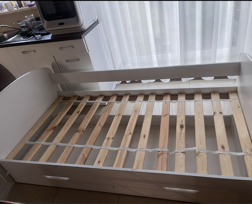 Białe łóżko dzieciecę