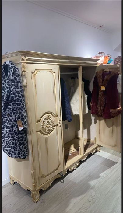 Armário de Madeira Usado – Estilo Clássico Vintage