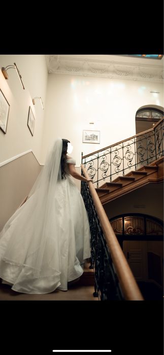 Весільна сукня зі шлейфом