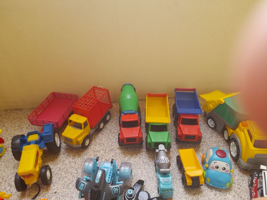 Carros, de vários formatos, mala ferramentas, helicóptero