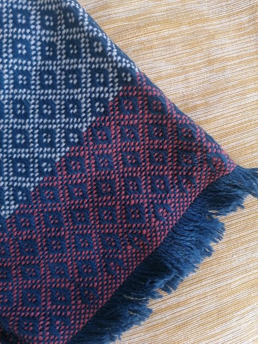cachecol padrão losango. Cor azul, vermelho e branco