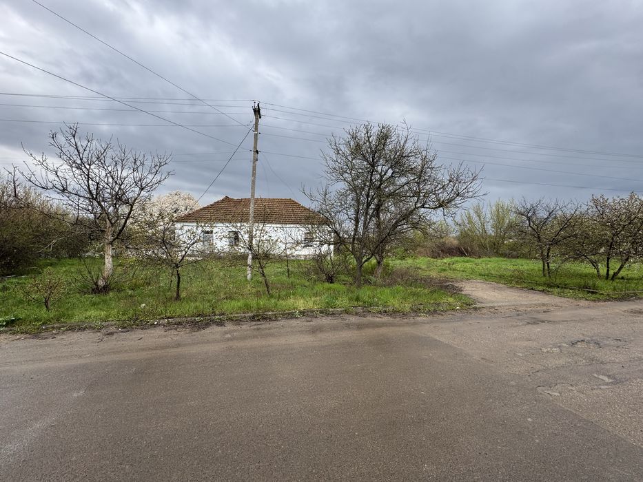 Будинок та земельна ділянка з планом під постройку.