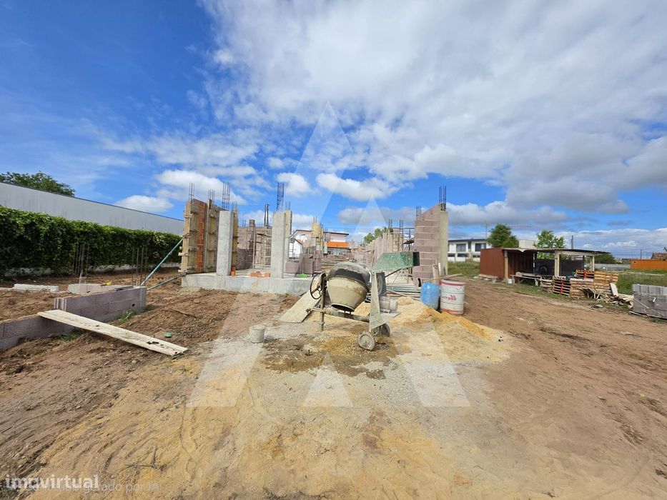 Moradia T4 térrea e moderna localizada em Santa Joana