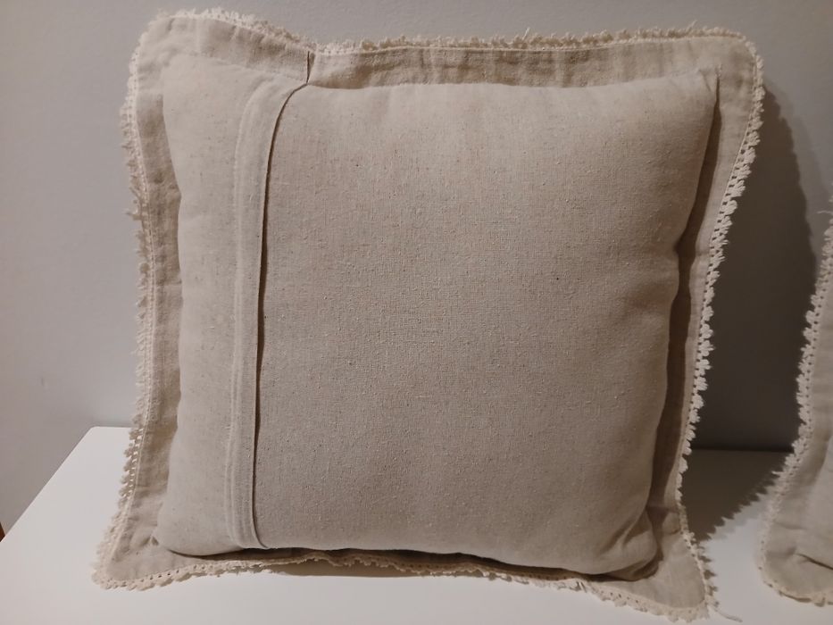 Três almofadas em cru com bordado