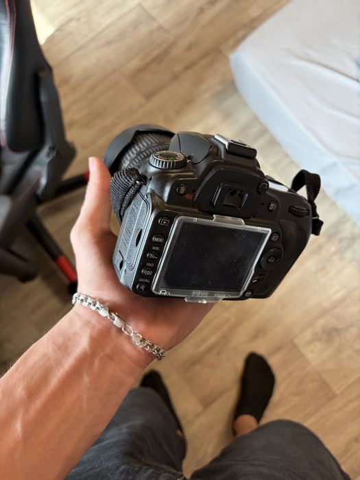Nikon D90 + Nikkor 18–105mm VR