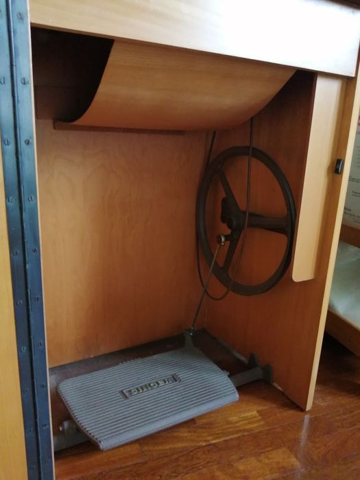 Máquina de costurar de pedal de marca SINGER, com móvel. IMPECÁVEL.