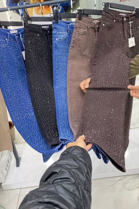 Жіночі джинси зі стразами з однієї сторони. Розміри 26 27 28 29 30 31