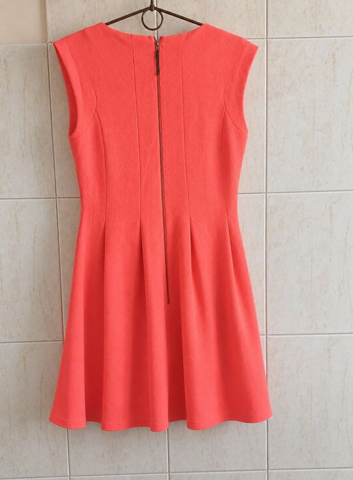Elegancka sukienka bez rękawów