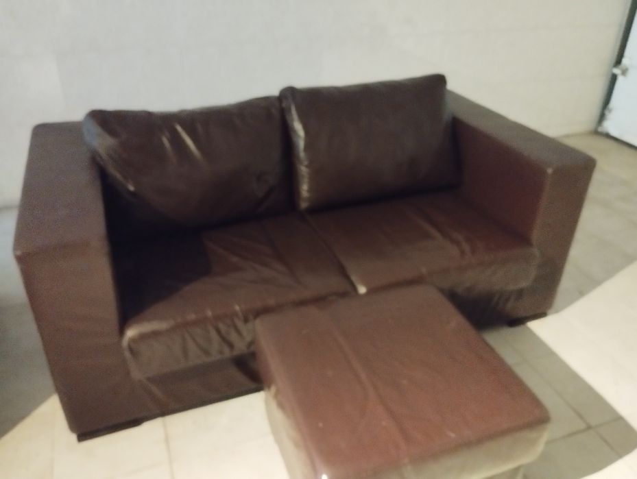 Sofá de 2 lugares em Pele genunina + Oferta Pufe