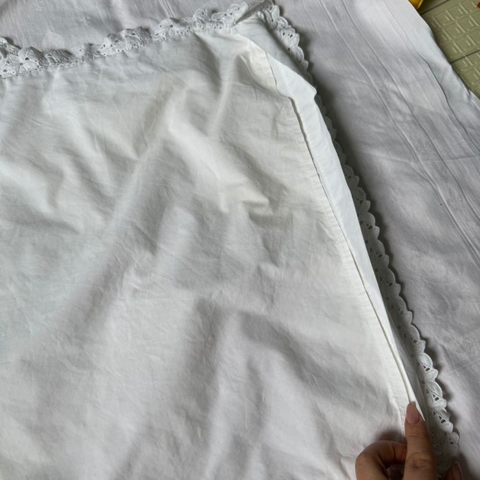 Білі наволочки на диванні подушки з мереживом