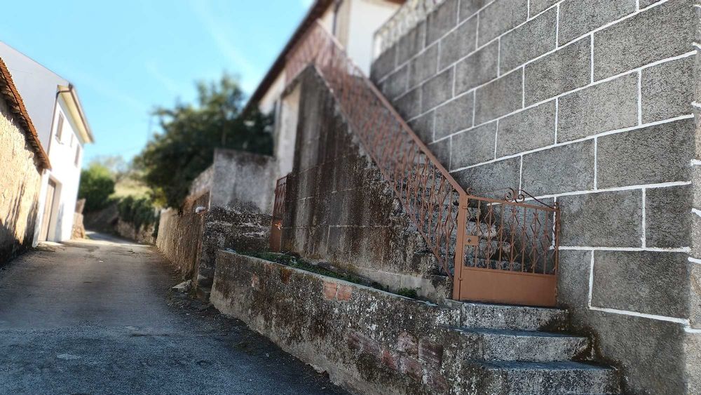 Vende-se moradia no centro de Rebordelo (Bragança)
